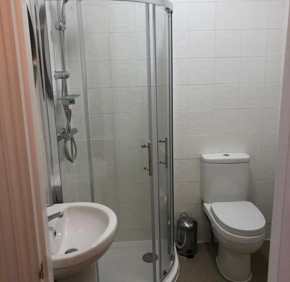 חדר דלוקס, Good Intent Rooms