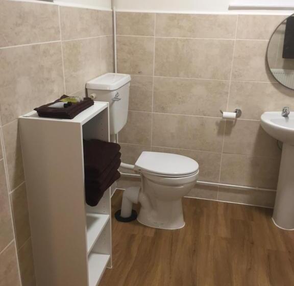 חדר משפחתי, Good Intent Rooms