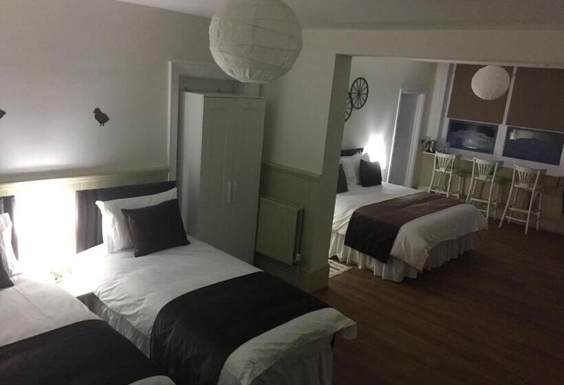 חדר משפחתי, Good Intent Rooms