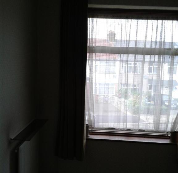 غرفة إقتصادية فردية, Hill Crescent