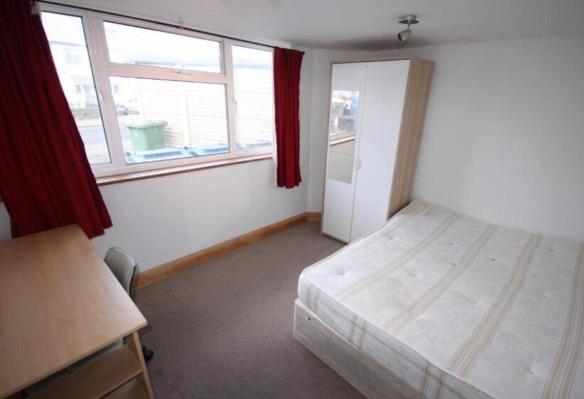 غرفة إقتصادية, Hill Crescent