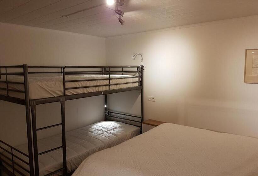 اتاق خانوادگی با سرویس بهداشتی مشترک, Holiday Guesthouse