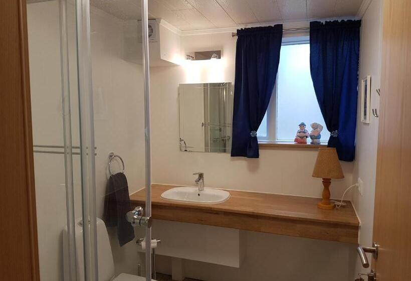 اتاق استاندارد با سرویس بهداشتی مشترک, Holiday Guesthouse