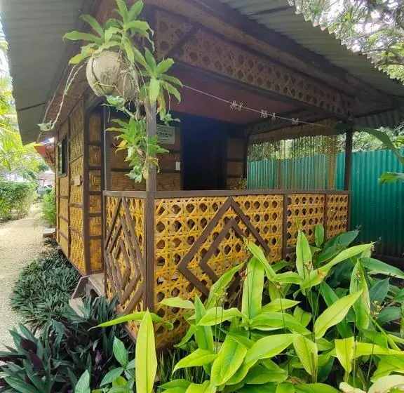 ガーデンビューのスタンダードバンガロー, Adrianas Place Backpackers Panglao