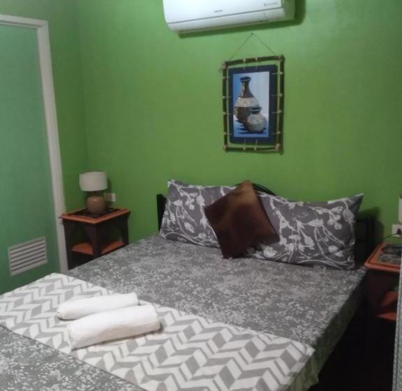 בקתה סופריור, Adrianas Place Backpackers Panglao