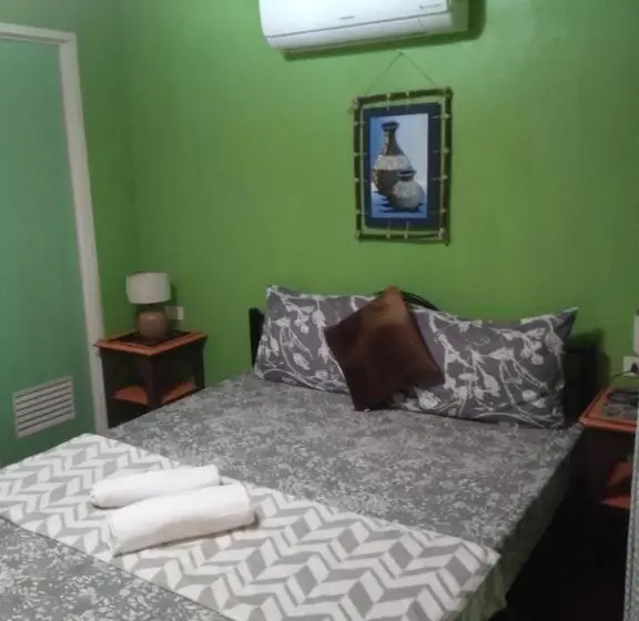 スーペリアーバンガロー, Adrianas Place Backpackers Panglao