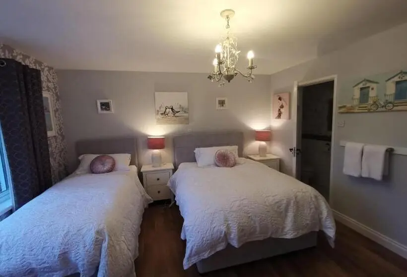 اتاق خانوادگی, Meadow View B&b