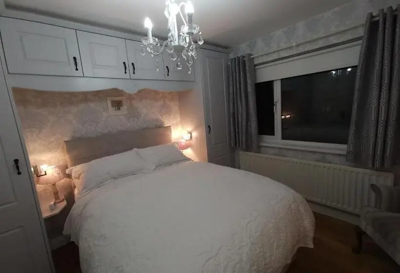 اتاق خانوادگی, Meadow View B&b
