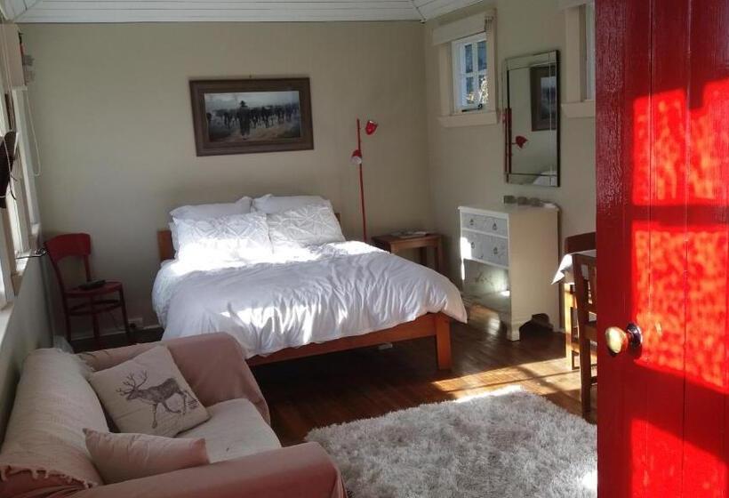 스위트, Little Red School House