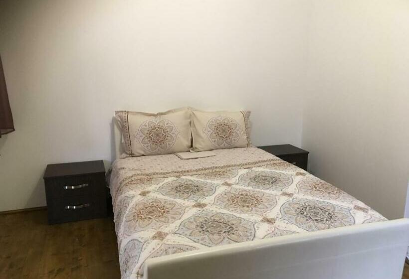 חדר משפחתי, Pensiunea Izabel