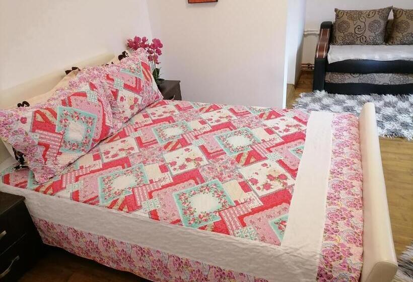 חדר משפחתי, Pensiunea Izabel