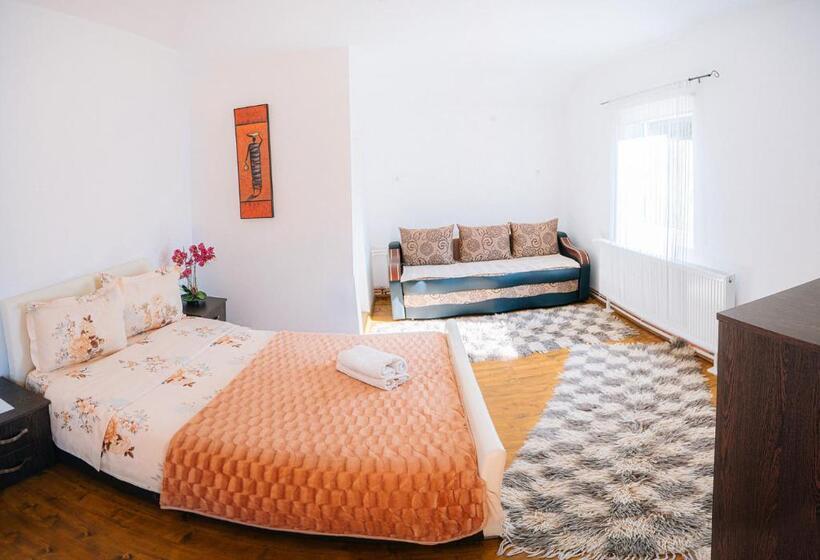 חדר משפחתי, Pensiunea Izabel