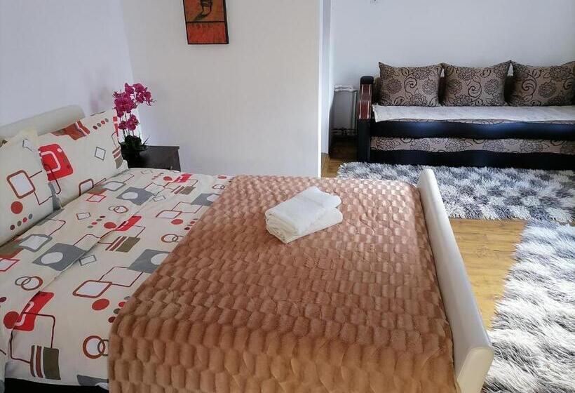 חדר משפחתי, Pensiunea Izabel