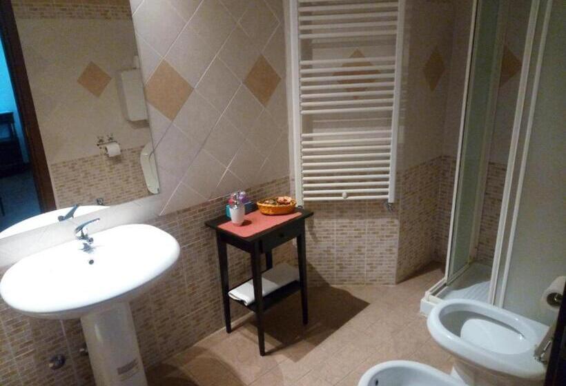 غرفة قياسية ثلاثية مطلة علي حمام السباحة, Ca Silvia