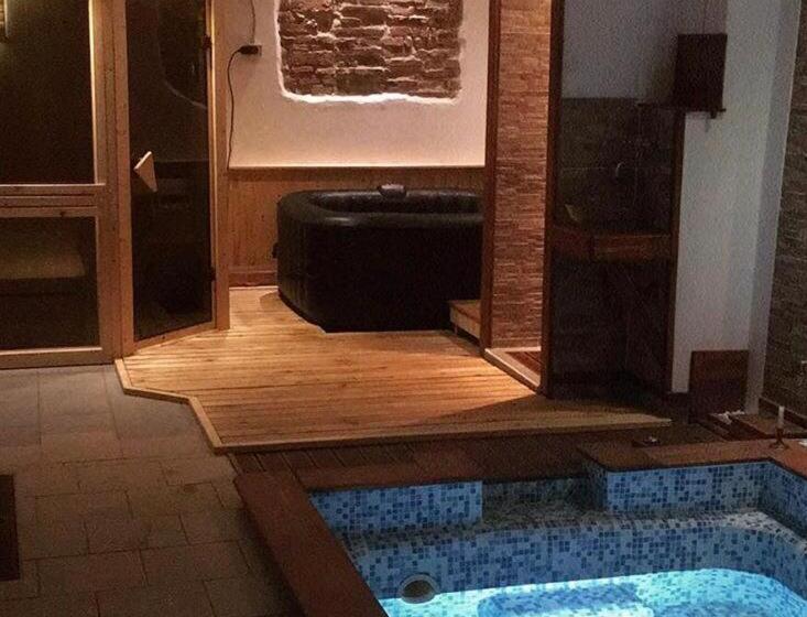 חדר סטנדרט לשלושה עם נוף לבריכה, Ca Silvia