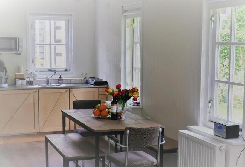 آپارتمان 1 خوابه با تراس, Gina S Garden House