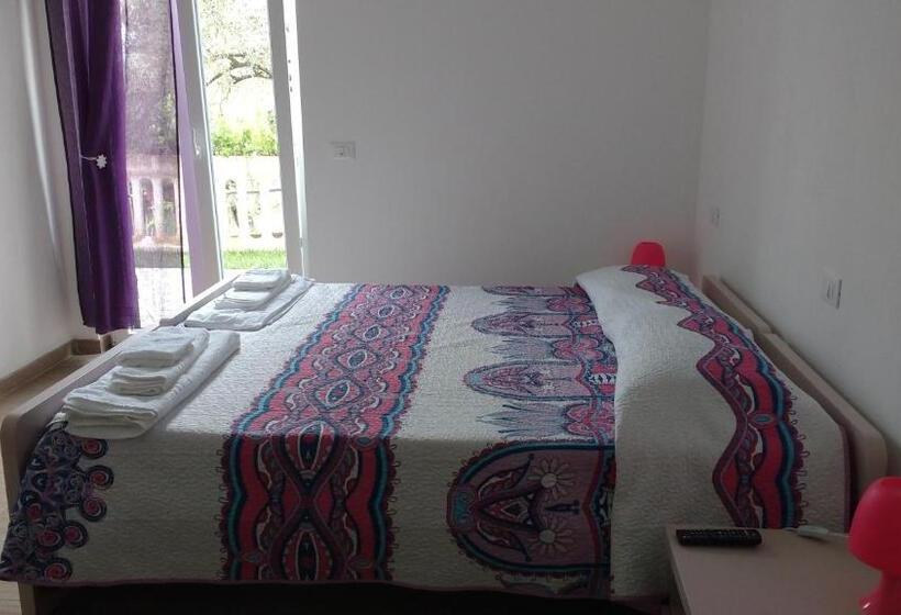 Pokój Standard, La Vie Est Belle