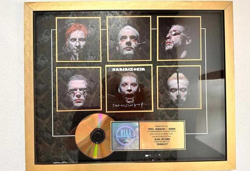 נוף לבריכה, The El Paso