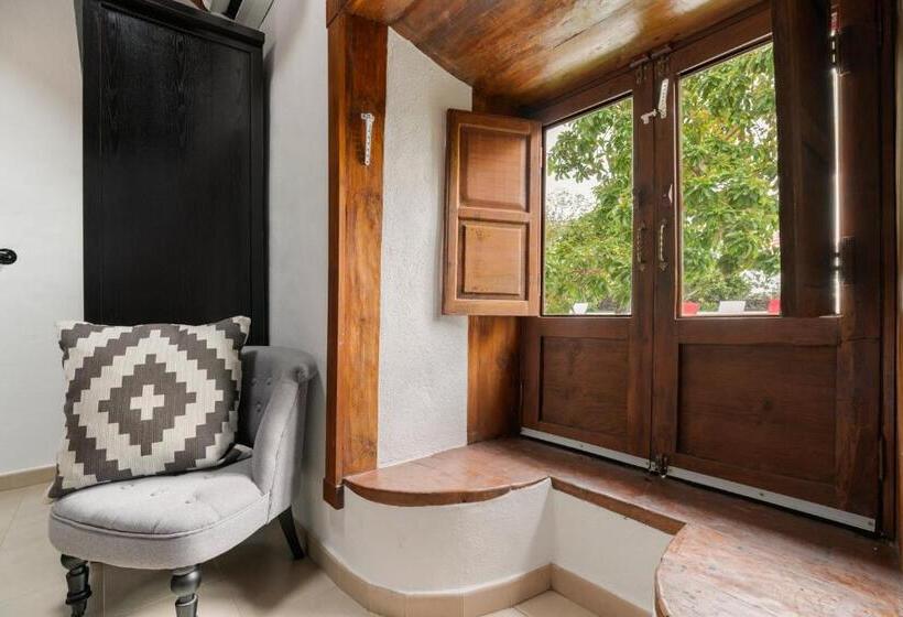 נוף לבריכה, The El Paso