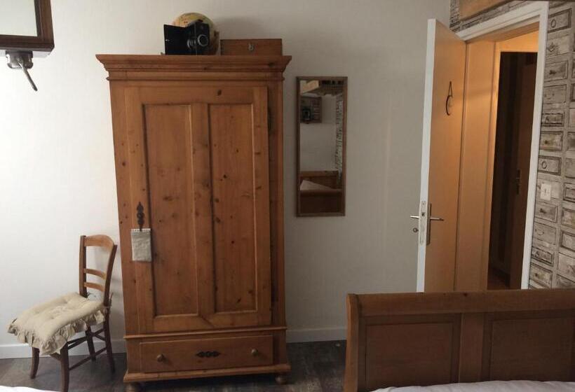 חדר קומפורט לשלושה, A La Dolce Vita