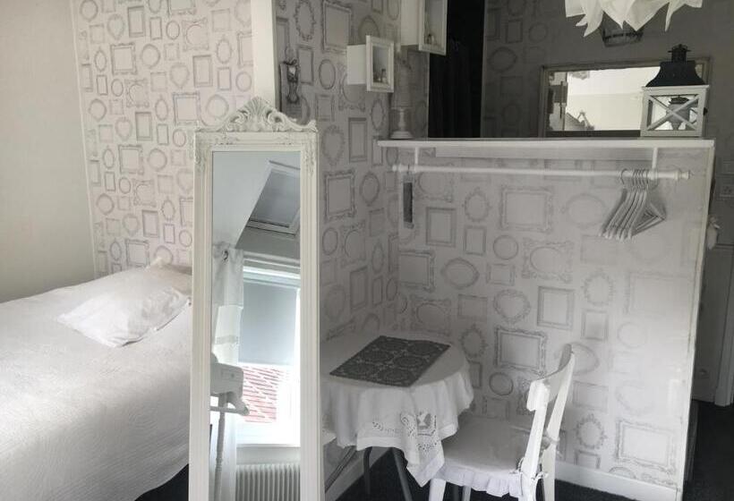 חדר קומפורט לשלושה, A La Dolce Vita