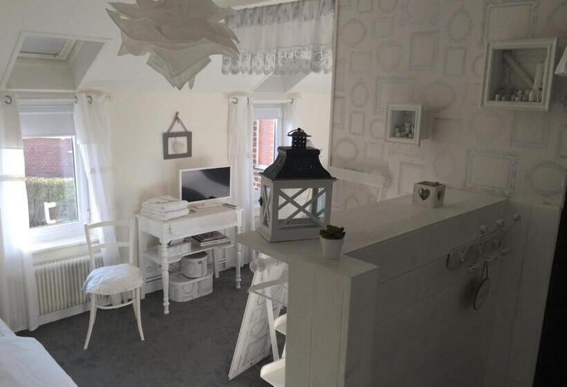 חדר קומפורט לשלושה, A La Dolce Vita