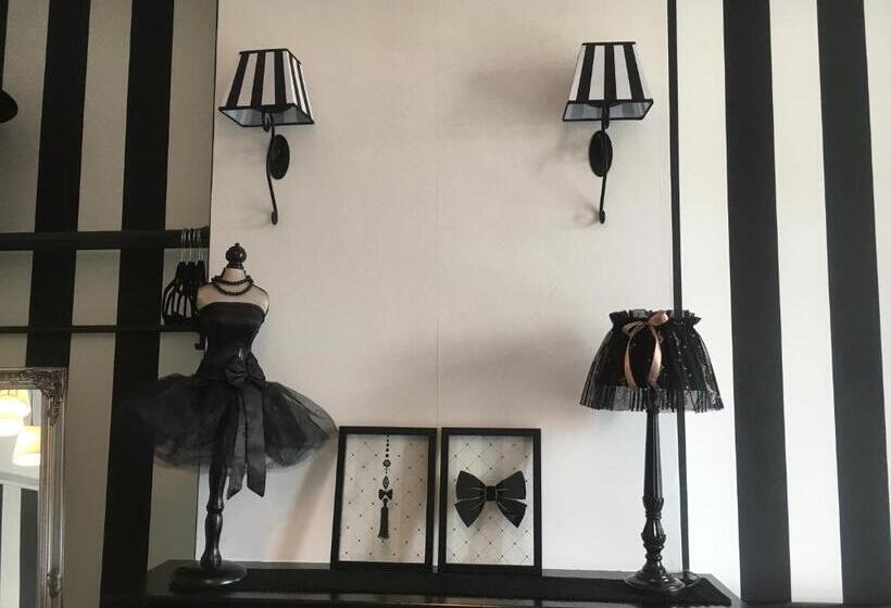 חדר סטנדרט, A La Dolce Vita