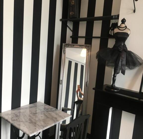 חדר סטנדרט, A La Dolce Vita