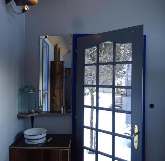 ベーシックトリプルルーム, Evergrin