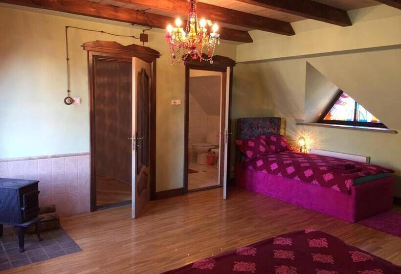 Standard Triple Room with Terrace, Peahen Residence