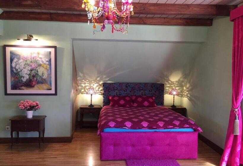 Standard Triple Room with Terrace, Peahen Residence