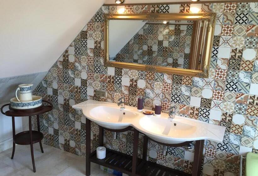 اتاق استاندارد چهار تخته, Peahen Residence