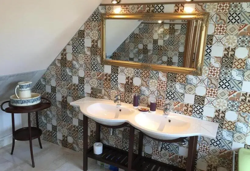 اتاق استاندارد چهار تخته, Peahen Residence