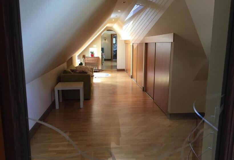 اتاق استاندارد چهار تخته, Peahen Residence