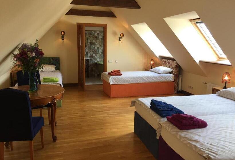 اتاق استاندارد چهار تخته, Peahen Residence