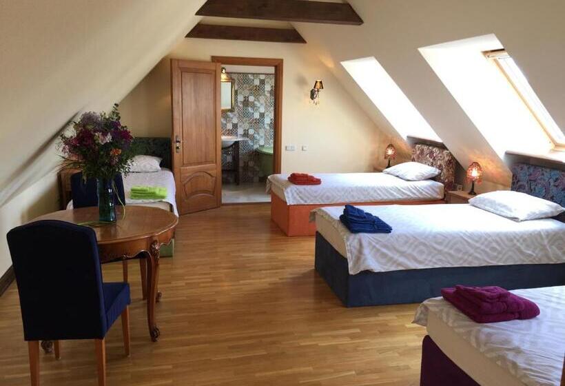 اتاق استاندارد چهار تخته, Peahen Residence