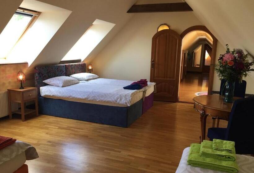 اتاق استاندارد چهار تخته, Peahen Residence