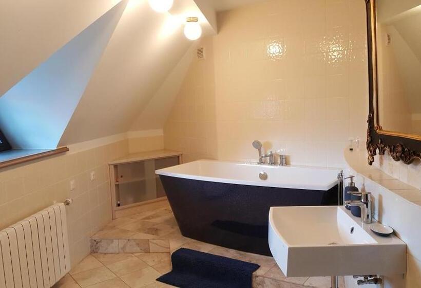 Standard Triple Room with Terrace, Peahen Residence