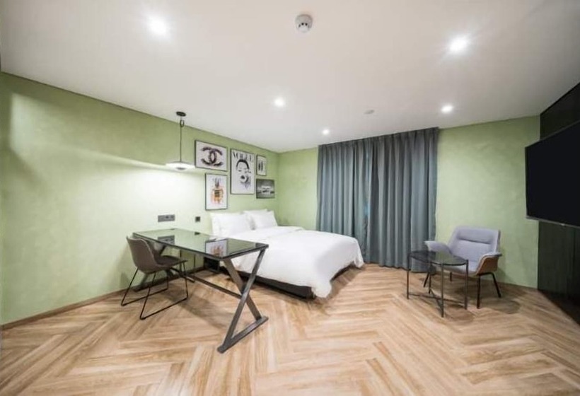 Quarto Deluxe, Amourex