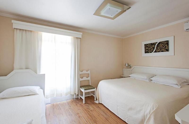 غرفة ديلوكس ثلاثية, Galo Vermelho