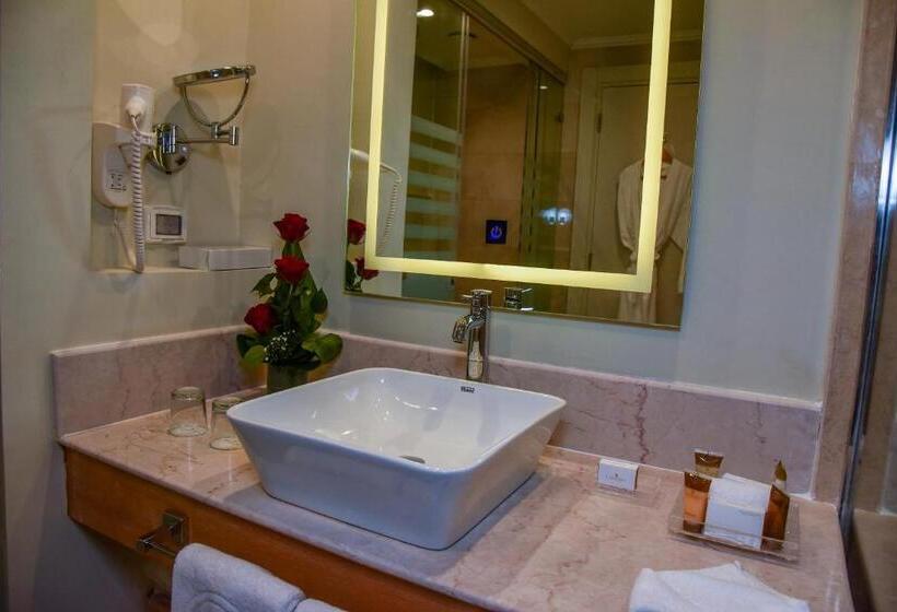 اتاق لوکس با چشم‌انداز استخر, Cleopatra Luxury Resort Sharm El Sheikh