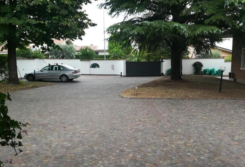 سوییت لوکس, Villa Magnolia Garda Lake
