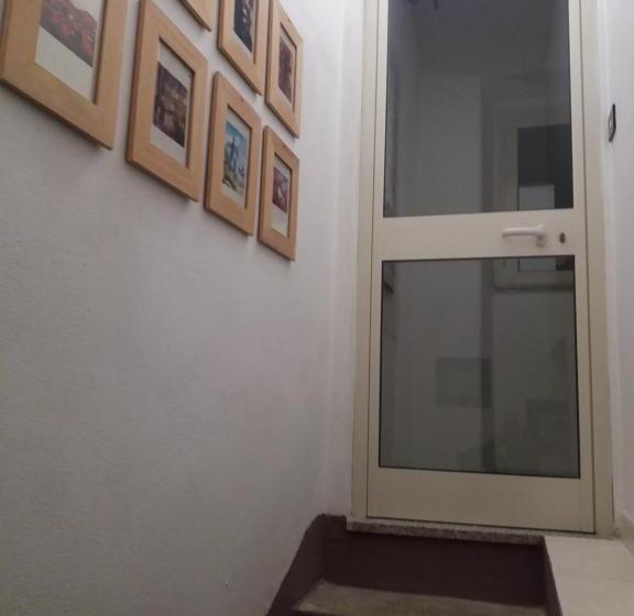 اتاق سه‌نفرۀ استاندارد با سرویس بهداشتی بیرون از اتاق, Affittacamere Gallurà