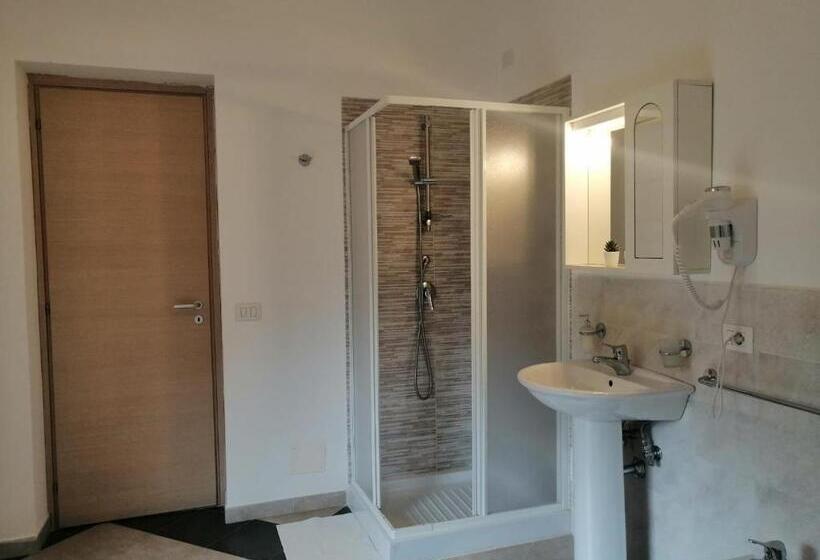 Трехместный Номер Стандарт с Балконом, B & B Jasmine