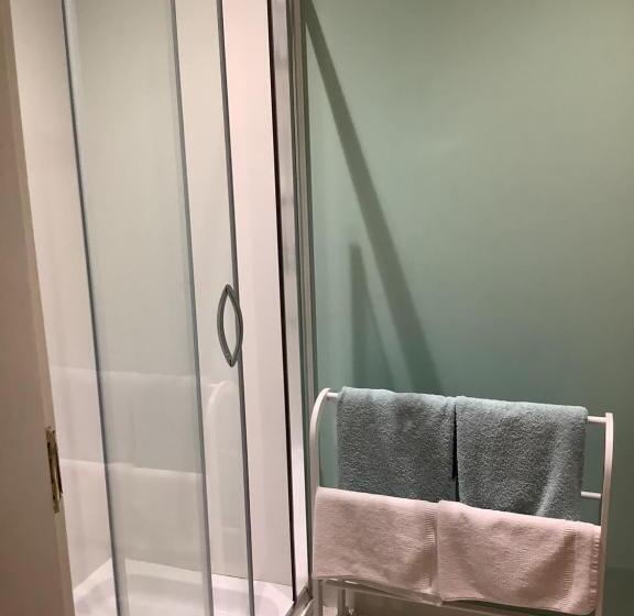 이코노미 룸, Doura Lodge