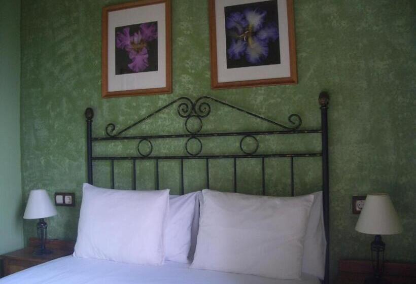 غرفة قياسية مزوَّدة بشُرفة, As Jarras