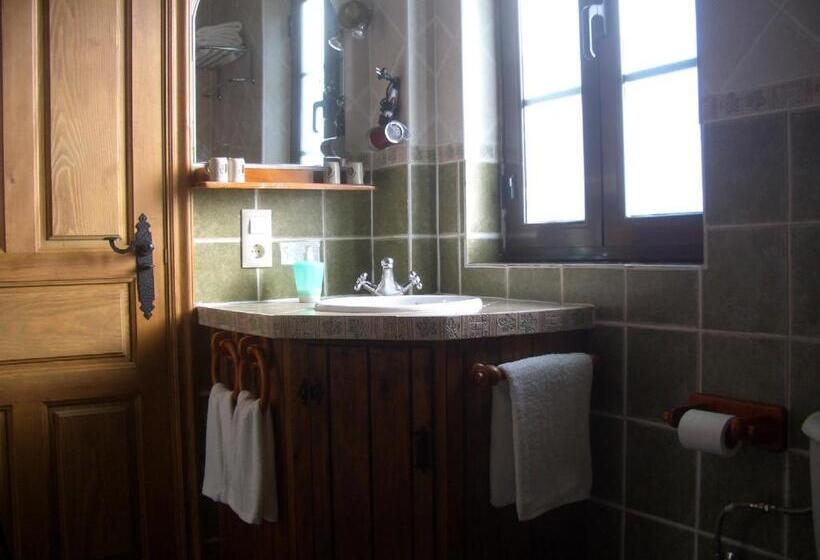 غرفة عائلية مطلّة علي الحديقة, As Jarras