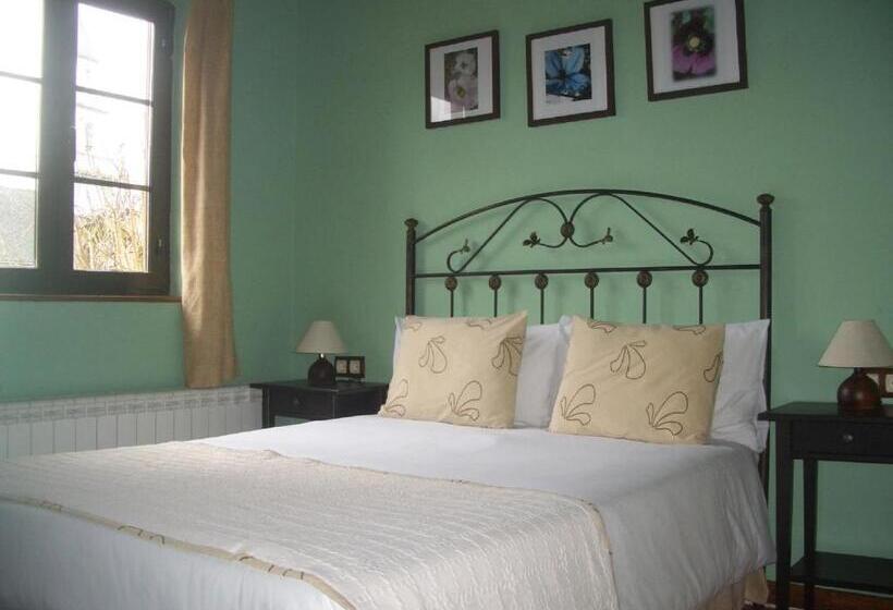 غرفة عائلية مطلّة علي الحديقة, As Jarras