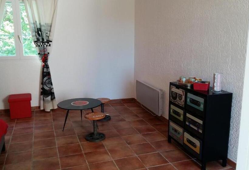 חדר סטנדרט לשלושה, Es Aqui