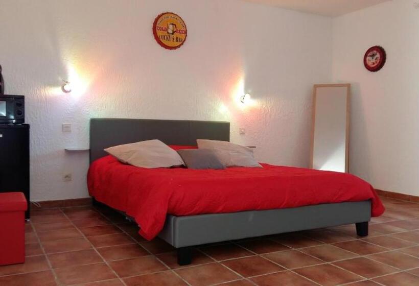 חדר סטנדרט לשלושה, Es Aqui